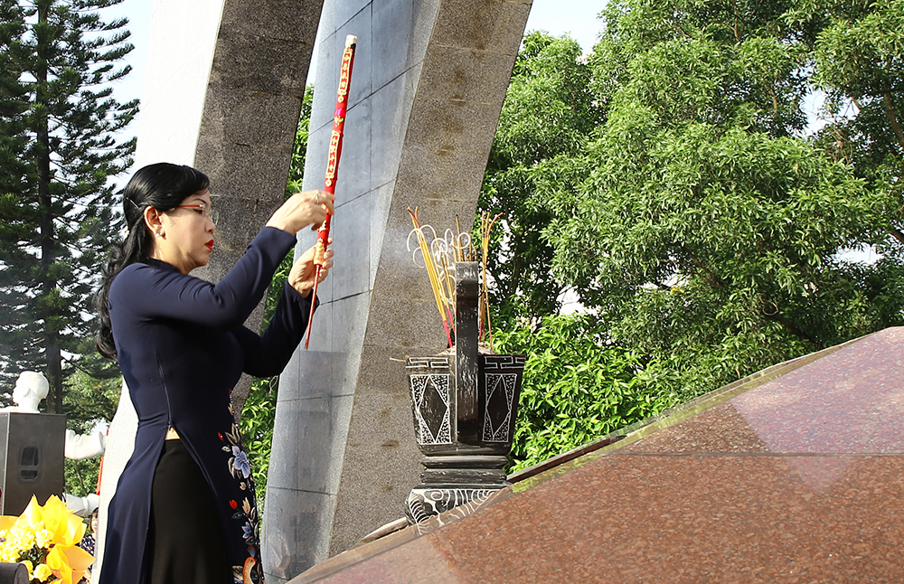 Đồng chí Nguyễn Thanh Hải, Ủy viên Trung ương Đảng, Bí thư Tỉnh ủy, Trưởng Đoàn đại biểu Quốc hội tỉnh dâng hương tại Đài tưởng niệm các Anh hùng liệt sĩ tỉnh