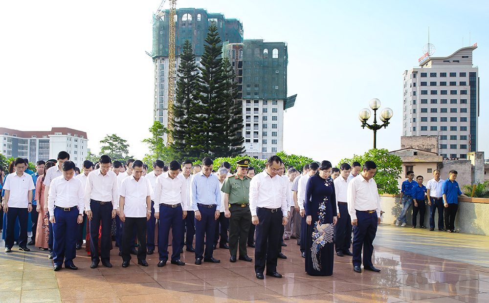 Các đại biểu dành phút tưởng niệm các Anh hùng liệt sĩ