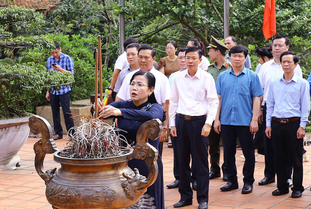 Đoàn đại biểu dâng hương tưởng nhớ Chủ tịch Hồ Chí Minh