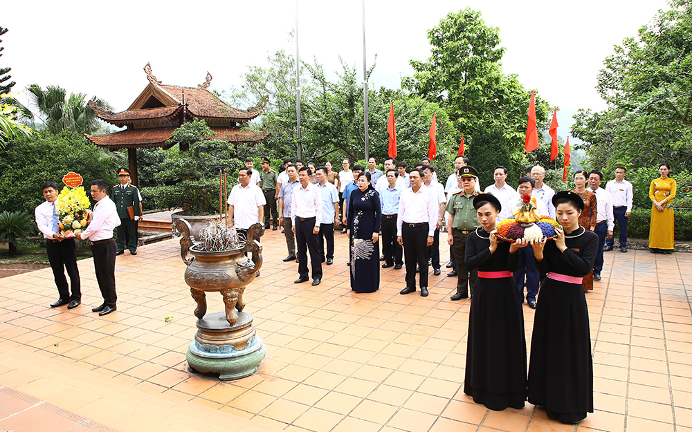 Đoàn đại biểu dâng lễ tại Nhà tưởng niệm Chủ tịch Hồ Chí Minh trên đỉnh Đèo De, xã Phú Đình (Định Hóa)