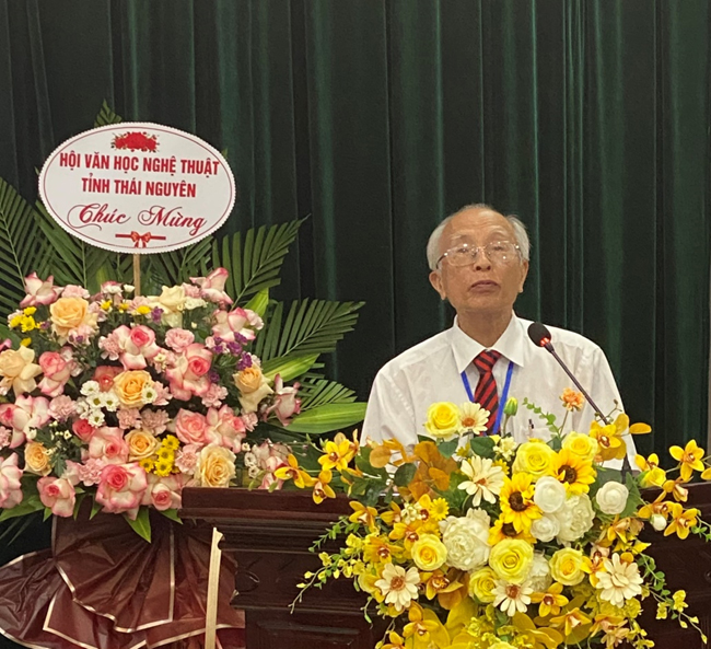 Ông Vũ Hữu Giao, hội viên cao tuổi nhất, tham luận về những đóng góp của CLB Thơ Lục bát huyện Đồng Hỷ với đời sống tinh thần