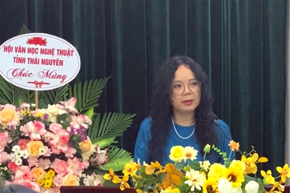 Nhà thơ Nguyễn Thuý Quỳnh, Chủ tịch Hội VHNT tỉnh chia sẻ tại Đại hội