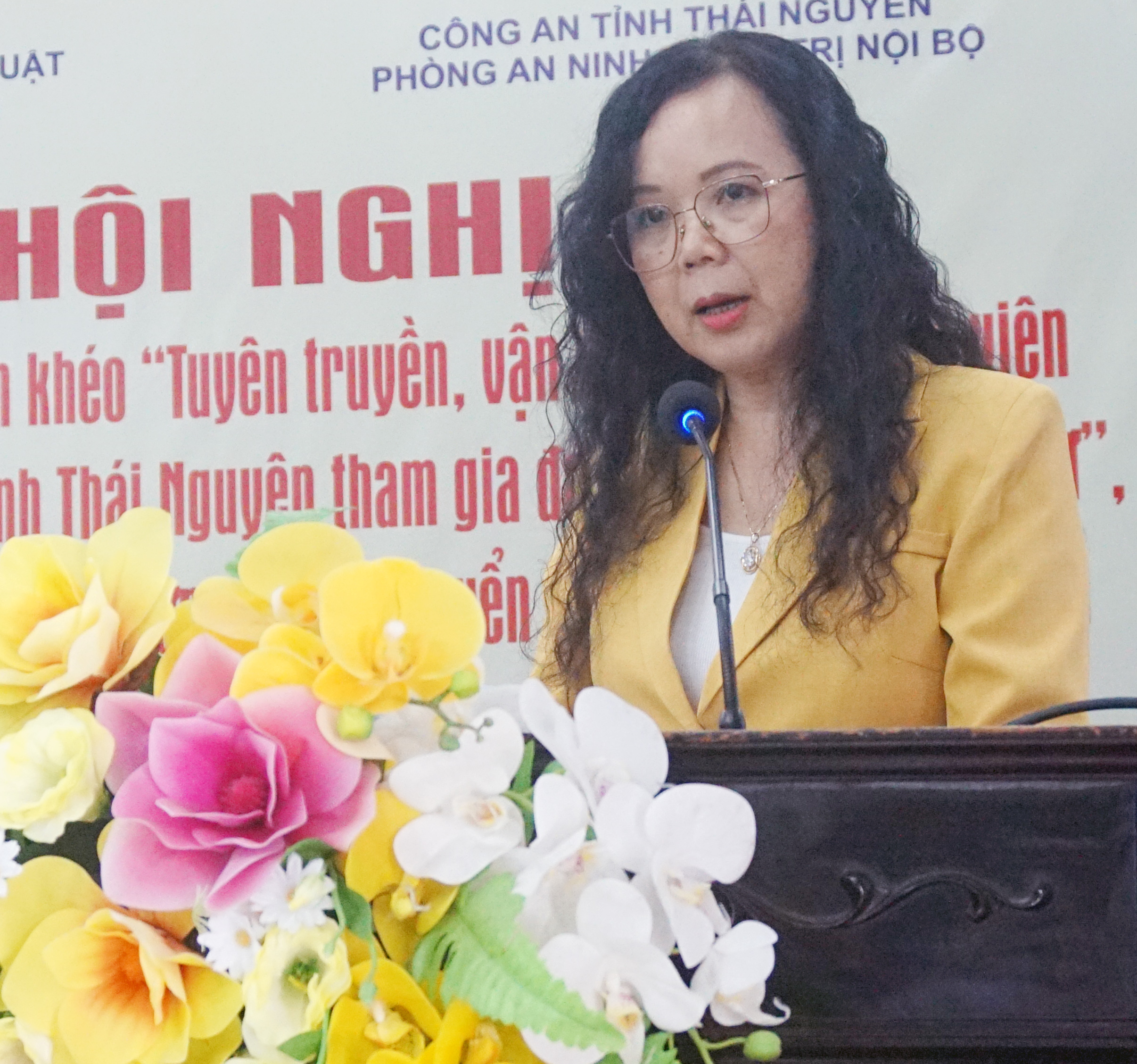 Nhà thơ Nguyễn Thúy Quỳnh, Chủ tịch Hội VHNT tỉnh phát biểu tại Hội nghị