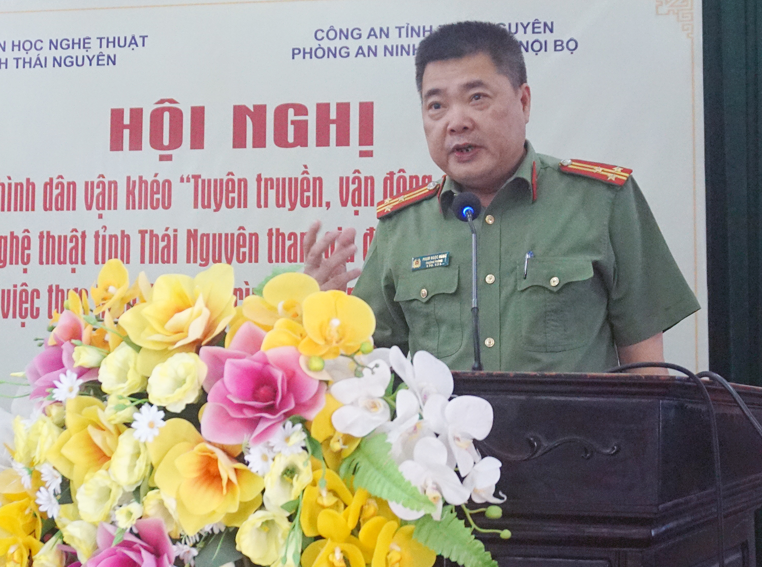 Thượng tá Phạm Ngọc Hùng, Trưởng phòng an ninh đối ngoại (Công an tỉnh) thông tin tại Hội nghị