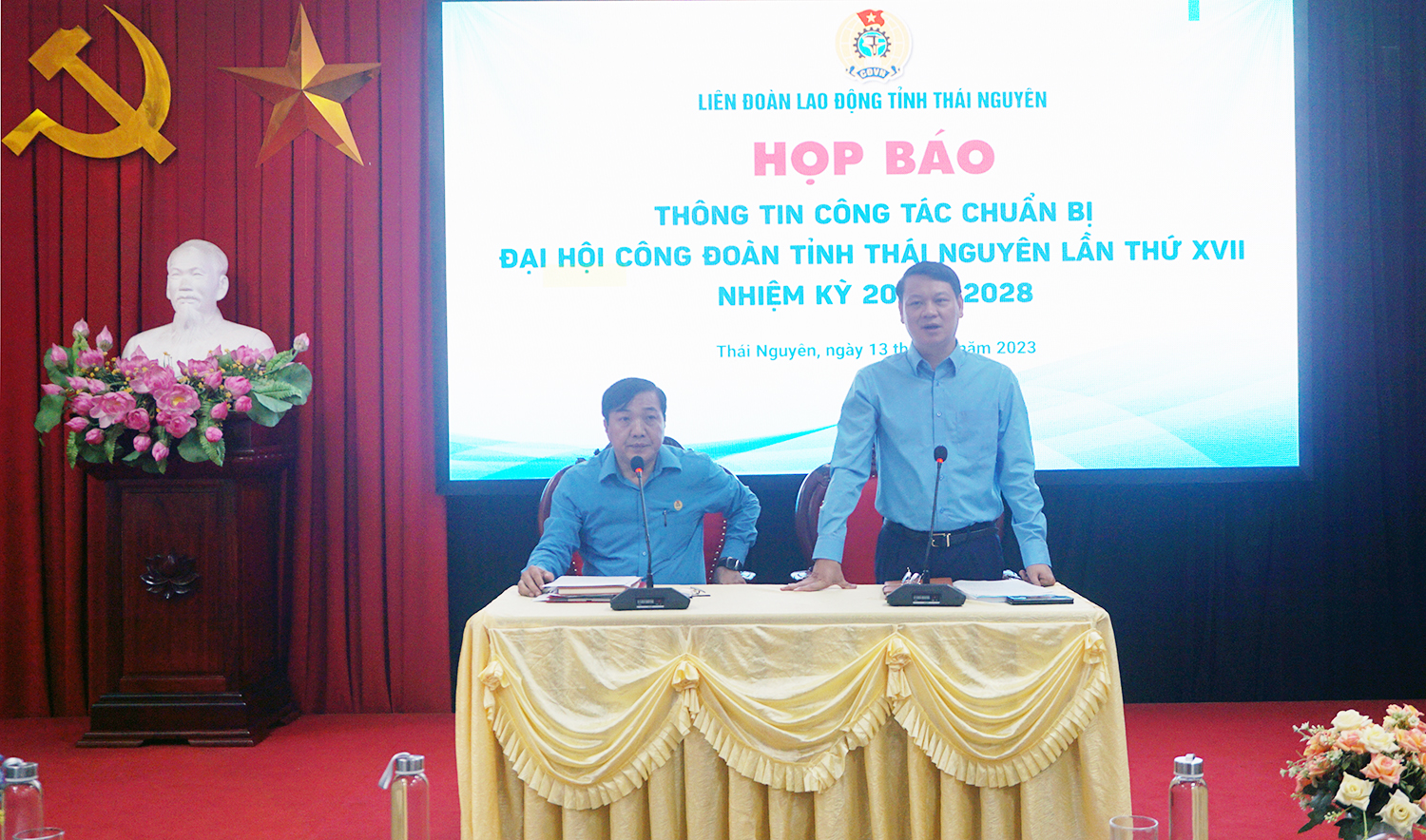 Ông Phạm Việt Dũng, Chủ tịch LĐLĐ tỉnh trao đổi và giải đáp các thông tin với các cơ quan báo chí