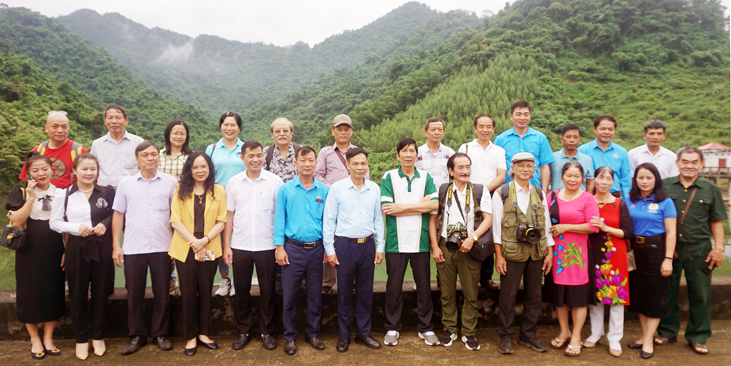 Đoàn tham quan và chụp ảnh lưu niệm cùng lãnh đạo và cán bộ xã Hòa Bình tại hồ Đồng Cẩu