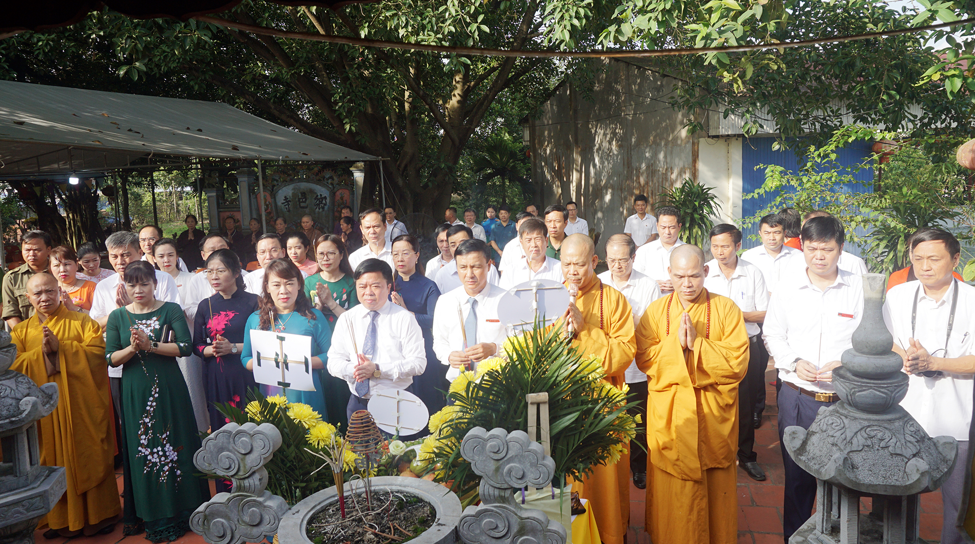 Các đại biểu dâng hương tại Khu di tích Lý Nam Đế ở phường Tiên Phong, thành phố Phổ Yên.
