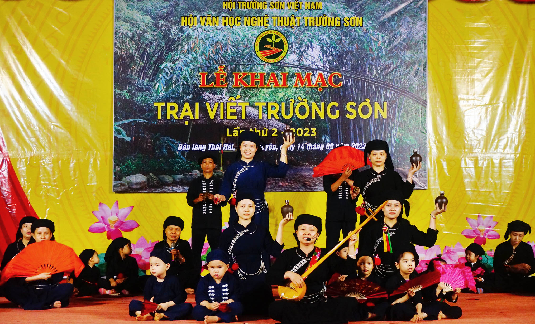 Làn điệu then cổ “Đón khách” với sự tham gia của 3 thế hệ Làng nhà sàn dân tộc sinh thái Thái Hải biểu diễn chào mừng