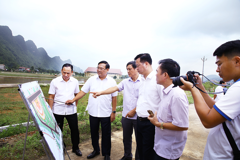 Lãnh đạo huyện Định Hoá giới thiệu với đoàn về tiến độ thực triển khai thực hiện Cụm các côn trình trung tâm văn hoá, thể thao huyện Định Hoá và thị trấn Chợ Chu