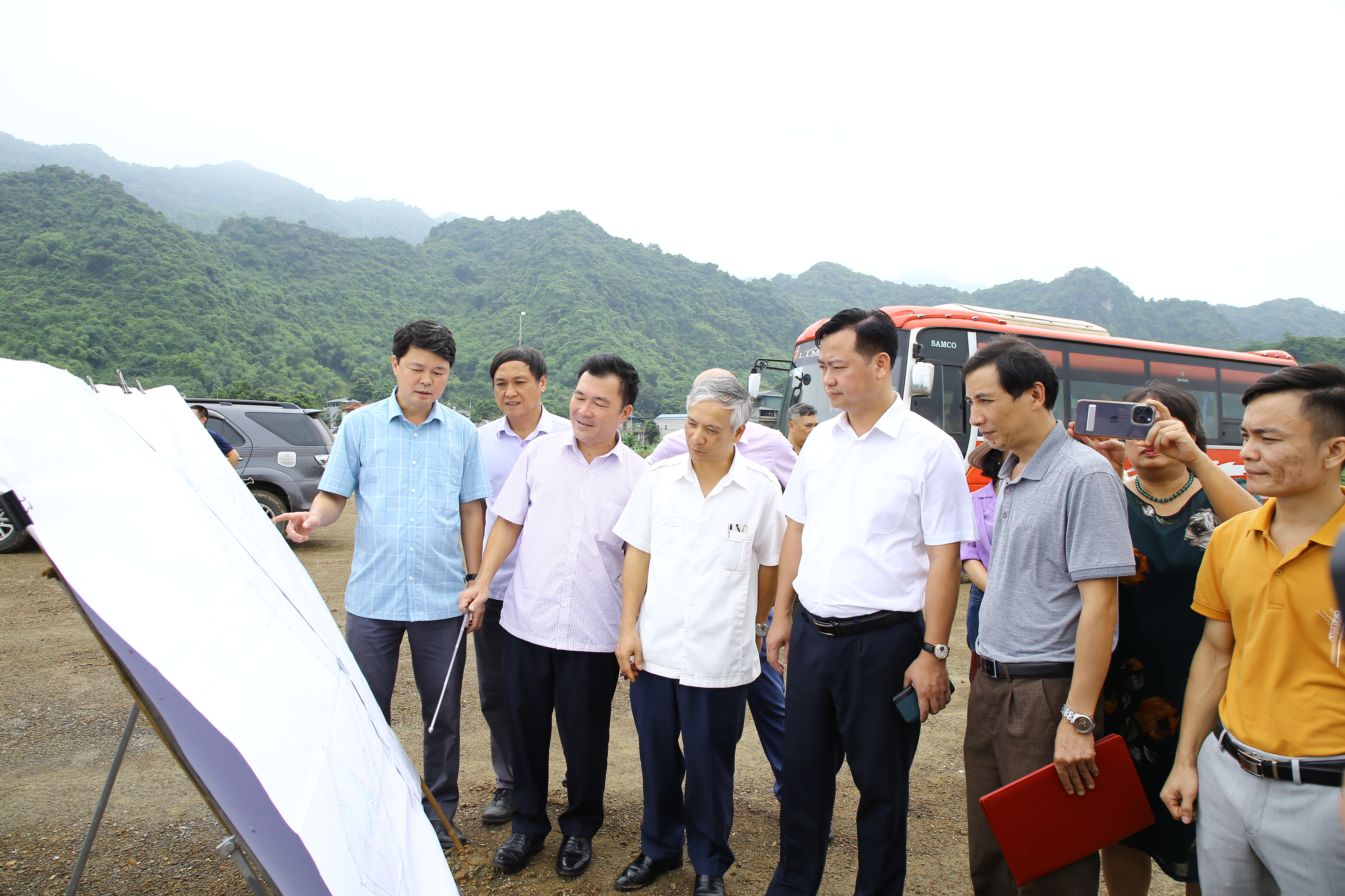 Các thành viên Đoàn tìm hiểu thực tế tại cum công nghiệp Tân Dương