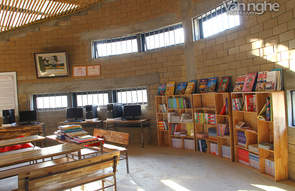 Thư viện trường Tiểu học Lũng Luông, huyện Võ Nhai được trang bị máy tính và nhiều đầu sách, truyện phục vụ nhu cầu học tập, giải trí của học sinh