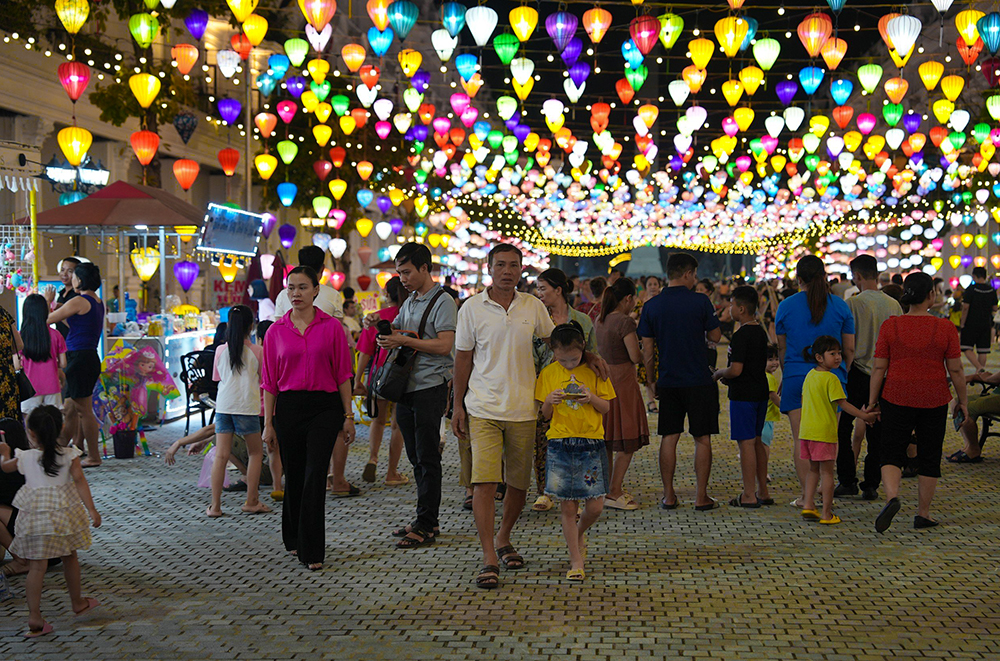 Với hàng nghìn chiếc đèn lồng được trang trí tại phố đi bộ, Khu đô thị DanKo là địa điểm thu hút hàng nghìn lượt người trong dịp nghỉ Lễ.