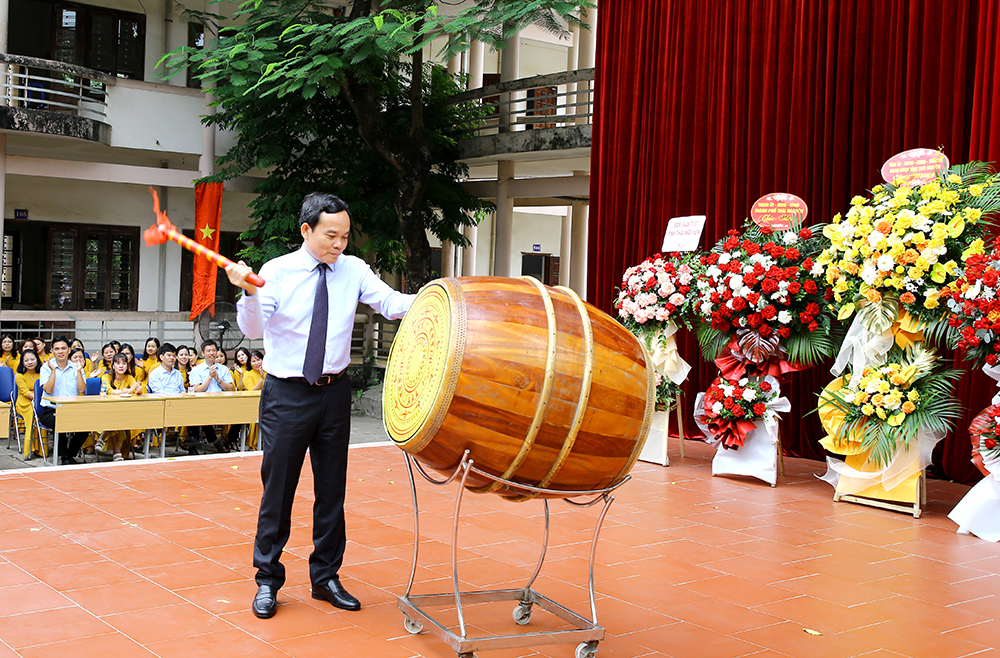 Phó Thủ tướng Chính phủ Trần Lưu Quang gióng trống khai giảng tại Trường Phổ thông Vùng cao Việt Bắc.
