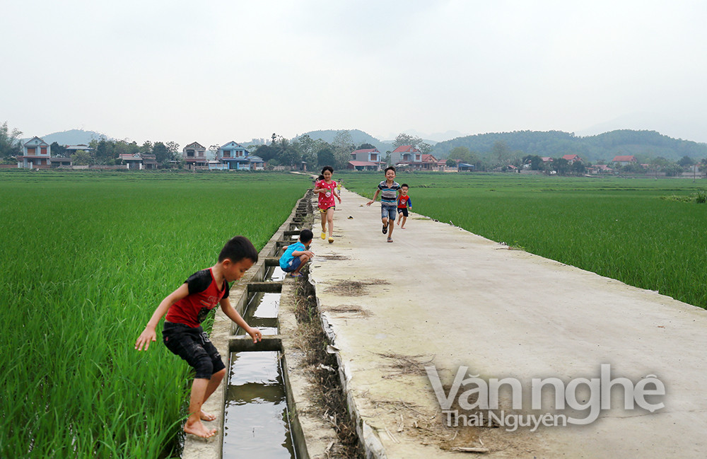 Hệ thống đường giao thông của nhiều xóm, bản vùng đồng bào DTTDS trên địa bàn huyện được cải tạo, nâng cấp giúp việc đi lại, giao thương của bà con ngày càng thuận tiện hơn