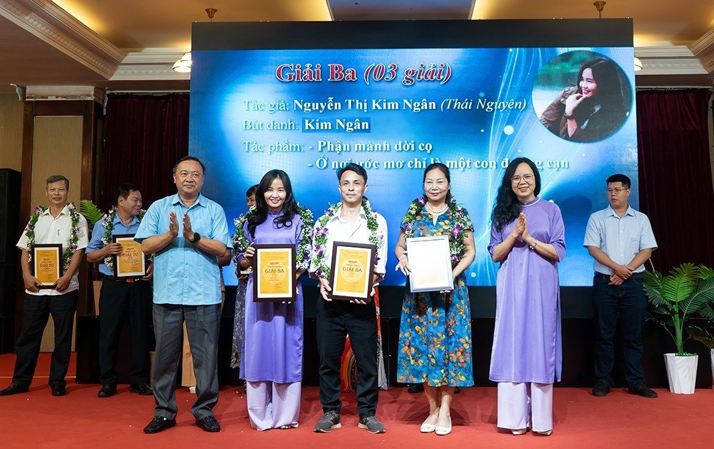 Ba tác giả: Nguyễn Kim Ngân, Quang Khải và Minh Hằng (tính lần lượt thứ 2 từ trái sang) nhận Giải Ba của Cuộc thi