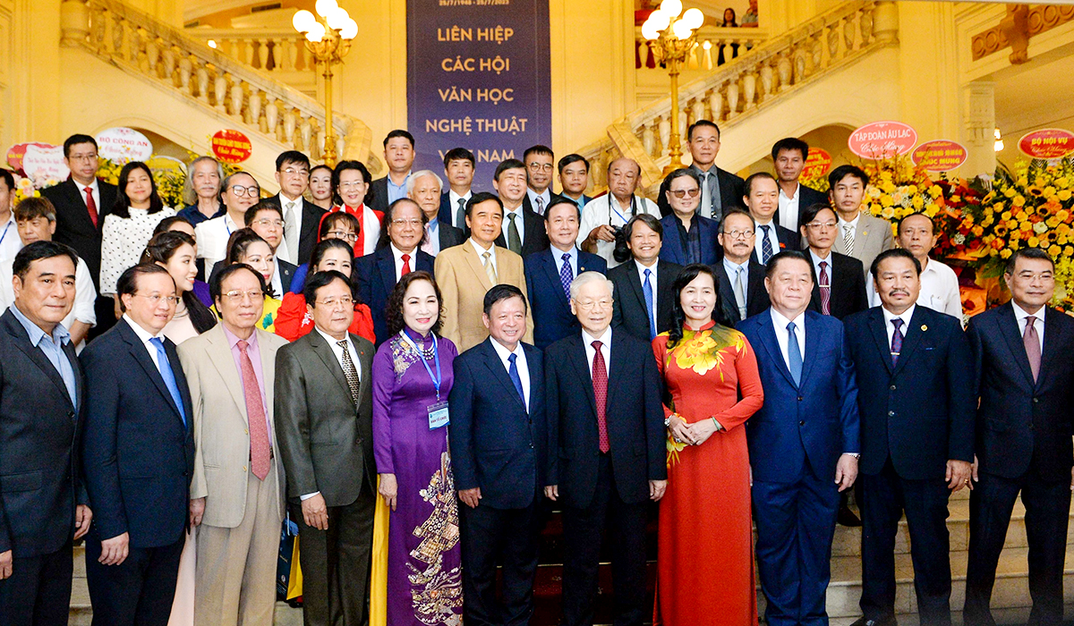 Tổng Bí thư Nguyễn Phú Trọng chụp ảnh lưu niệm với các đại biểu dự Hội nghị. Nguồn: Liên hiệp các Hội Văn học nghệ thuật Việt Nam
