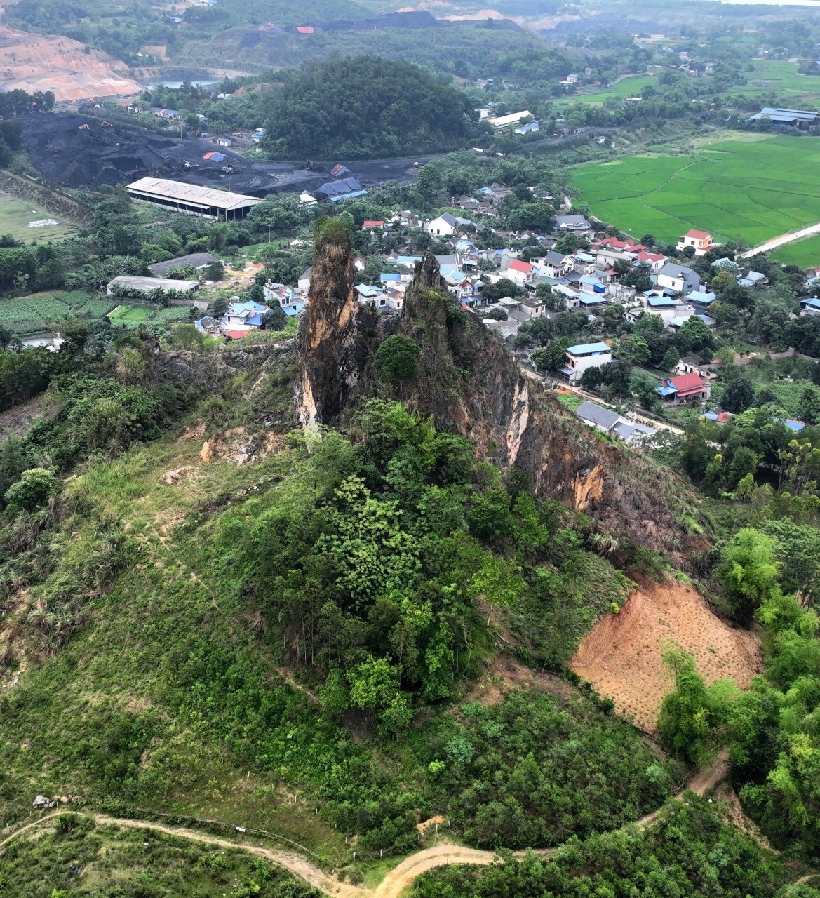 Mặt phía sau (phía tây) của núi Thạch Động ngày nay, nơi có hang Nung. Ảnh: Âu Ngọc Ninh.