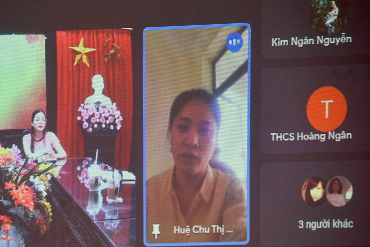 Nhà văn Chu Thị Minh Huệ tham gia giải đáp văn chương cho các bạn trẻ từ điểm cầu Hà Giang 