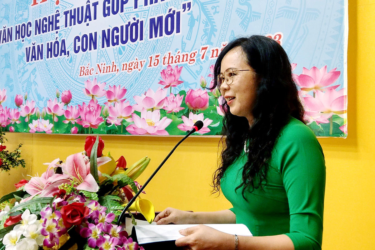 Nhà thơ Nguyễn Thuý Quỳnh, Chủ tịch Hội VHNT tỉnh Thái Nguyên phát biểu tham luận