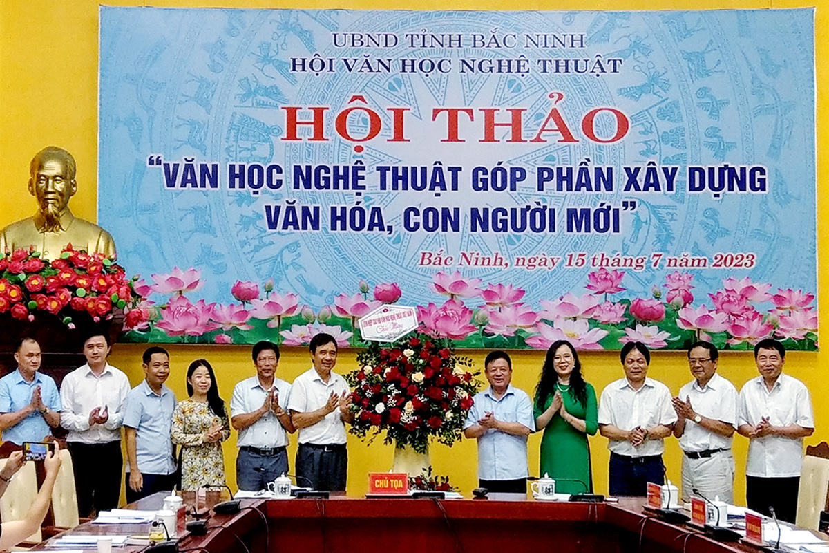 PGS. TS - Nhạc sĩ Đỗ Hồng Quân, Chủ tịch Liên hiệp các Hội VHNT Việt Nam (thứ 5 từ phải sang) tặng hoa chúc mừng Hội thảo
