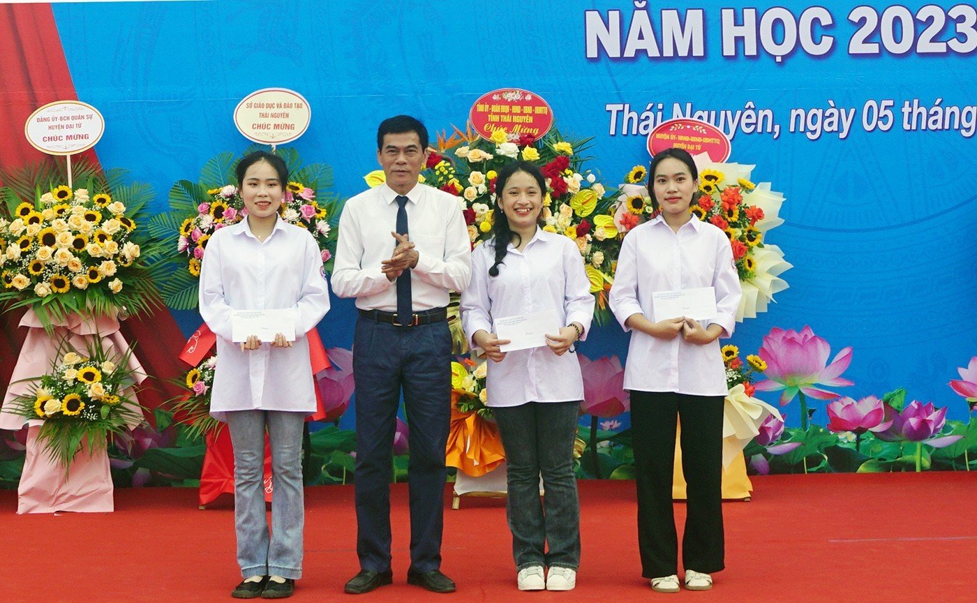 Nhà giáo Vương Lâm, Hiệu trưởng Nhà trường trao tặng học bổng cho các em học sinh có thành tích xuất sắc tại kì thi vào lớp 10