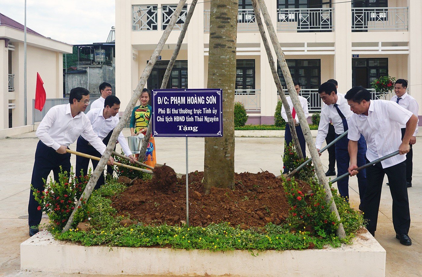 Các đại biểu trồng cây lưu niệm