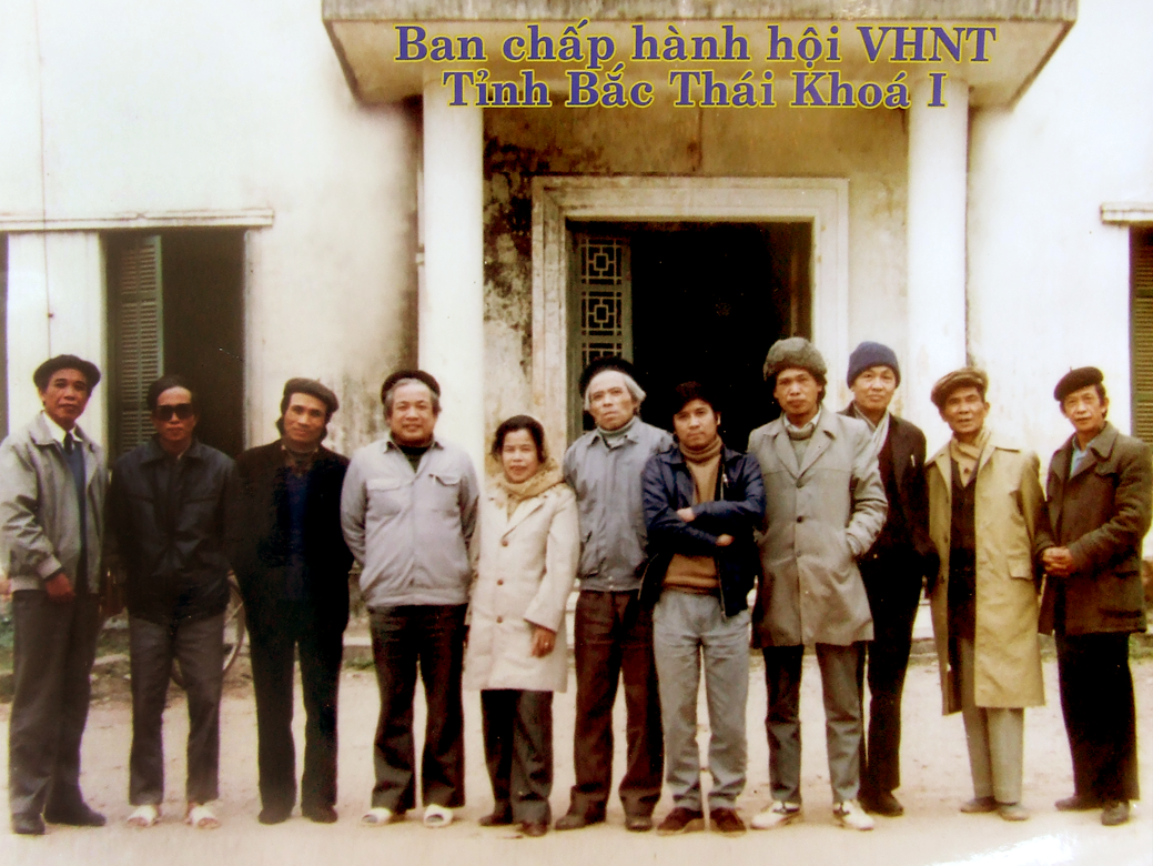 Ban Chấp hành Hội VHNT tỉnh Bắc Thái khóa I, những người tạo dựng nên tờ báo Văn nghệ Bắc Thái. Ảnh tư liệu.